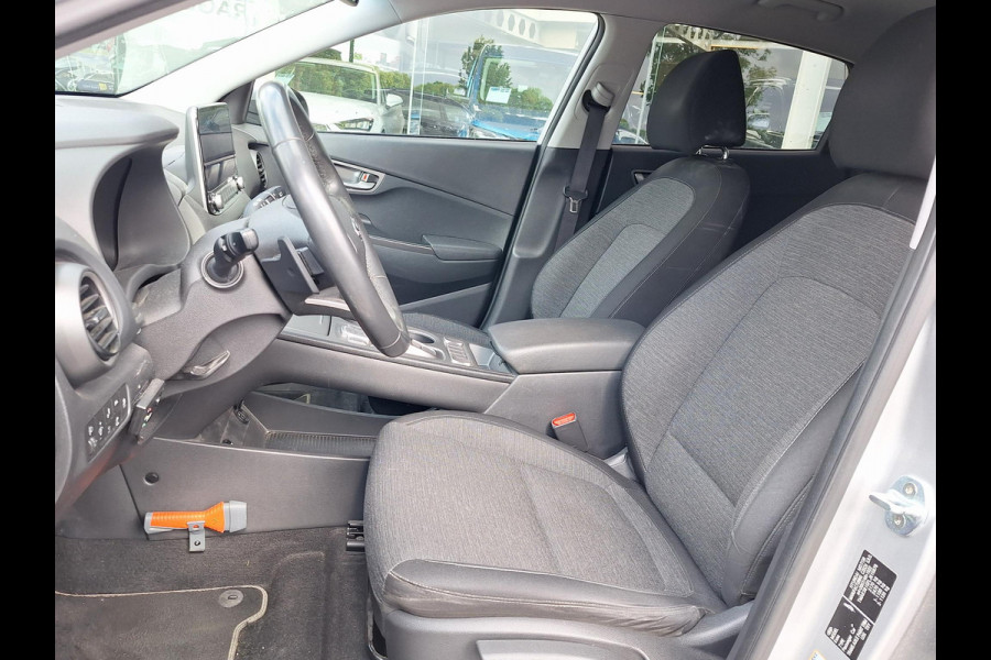 Hyundai Kona EV Fashion 64 kWh | SOH: nnb | 3 fase | Warmtepomp | Trekhaak | Camera | Adaptive CC | Blindspot |