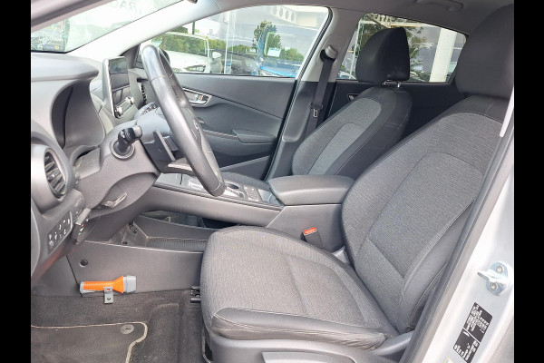 Hyundai Kona EV Fashion 64 kWh | SOH: nnb | 3 fase | Warmtepomp | Trekhaak | Camera | Adaptive CC | Blindspot |