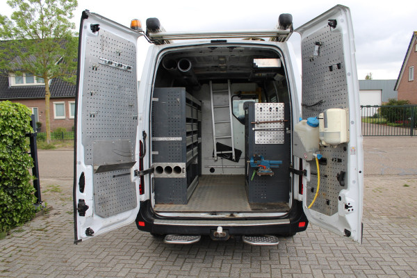 Renault Master T35 2.3 dCi 130PK Euro6 L2H2 ✓ werkplaats inrichting ✓ navigatie ✓ imperiaal ✓ camera ✓ trekhaak