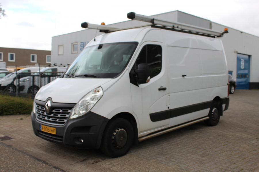 Renault Master T35 2.3 dCi 130PK Euro6 L2H2 ✓ werkplaats inrichting ✓ navigatie ✓ imperiaal ✓ camera ✓ trekhaak