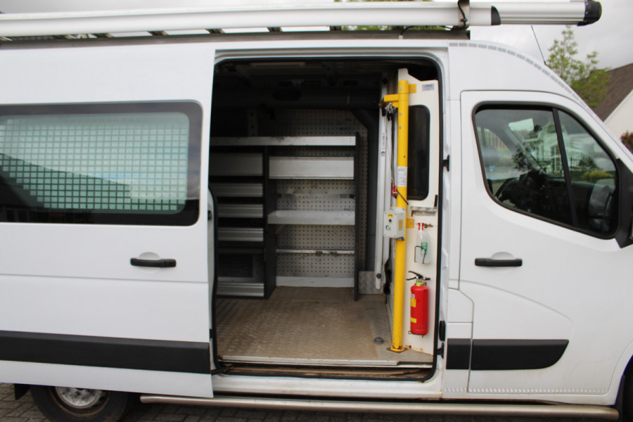 Renault Master T35 2.3 dCi 130PK Euro6 L2H2 ✓ werkplaats inrichting ✓ navigatie ✓ imperiaal ✓ camera ✓ trekhaak