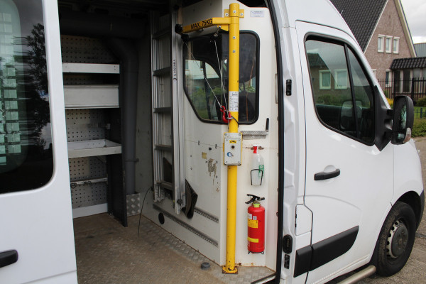 Renault Master T35 2.3 dCi 130PK Euro6 L2H2 ✓ werkplaats inrichting ✓ navigatie ✓ imperiaal ✓ camera ✓ trekhaak