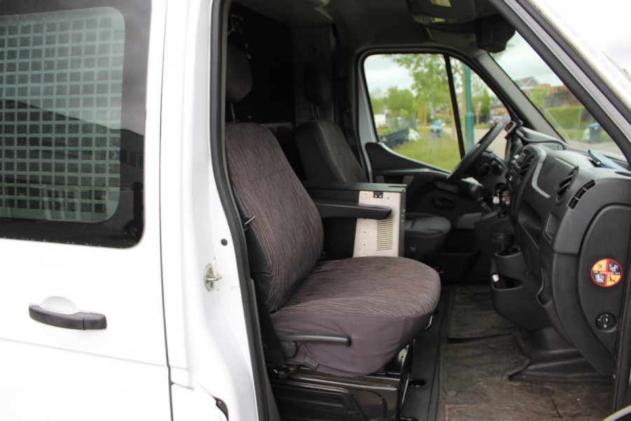 Renault Master T35 2.3 dCi 130PK Euro6 L2H2 ✓ werkplaats inrichting ✓ navigatie ✓ imperiaal ✓ camera ✓ trekhaak