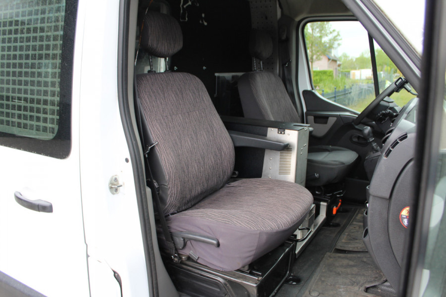 Renault Master T35 2.3 dCi 130PK Euro6 L2H2 ✓ werkplaats inrichting ✓ navigatie ✓ imperiaal ✓ camera ✓ trekhaak