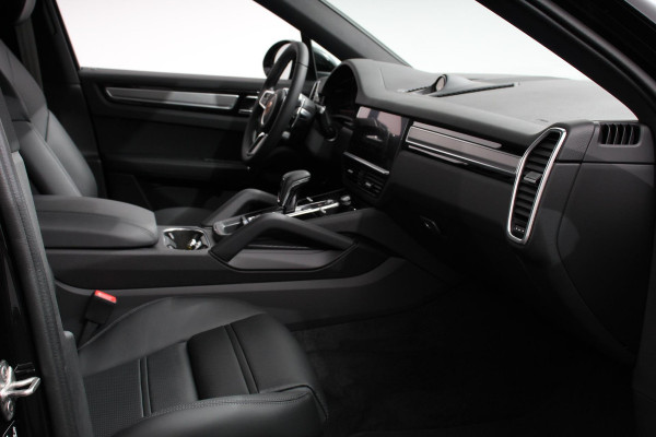 Porsche Cayenne Coupé 3.0 E-Hybrid Platinum Edition Luchtvering Leder Panoramadak Camera Navigatie Elektrisch bedienbare achterklep Apple Carplay/ Android  Lichtmetalen velgen Cruise control Sfeerlichting