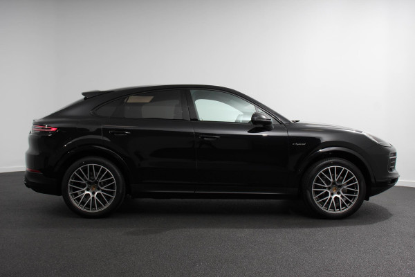 Porsche Cayenne Coupé 3.0 E-Hybrid Platinum Edition Luchtvering Leder Panoramadak Camera Navigatie Elektrisch bedienbare achterklep Apple Carplay/ Android  Lichtmetalen velgen Cruise control Sfeerlichting