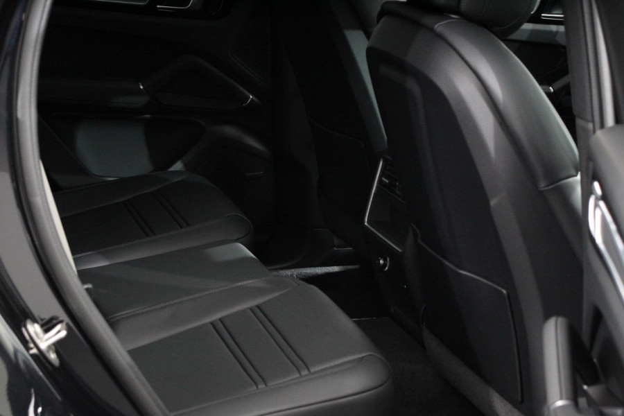 Porsche Cayenne Coupé 3.0 E-Hybrid Platinum Edition Luchtvering Leder Panoramadak Camera Navigatie Elektrisch bedienbare achterklep Apple Carplay/ Android  Lichtmetalen velgen Cruise control Sfeerlichting