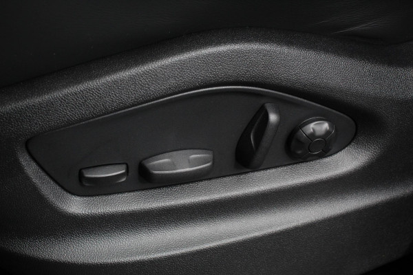 Porsche Cayenne Coupé 3.0 E-Hybrid Platinum Edition Luchtvering Leder Panoramadak Camera Navigatie Elektrisch bedienbare achterklep Apple Carplay/ Android  Lichtmetalen velgen Cruise control Sfeerlichting