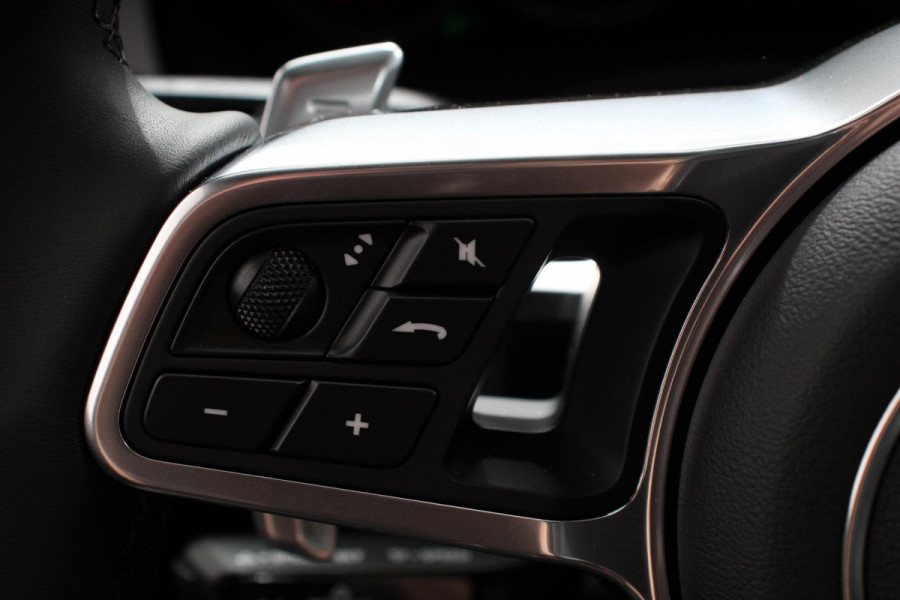 Porsche Cayenne Coupé 3.0 E-Hybrid Platinum Edition Luchtvering Leder Panoramadak Camera Navigatie Elektrisch bedienbare achterklep Apple Carplay/ Android  Lichtmetalen velgen Cruise control Sfeerlichting