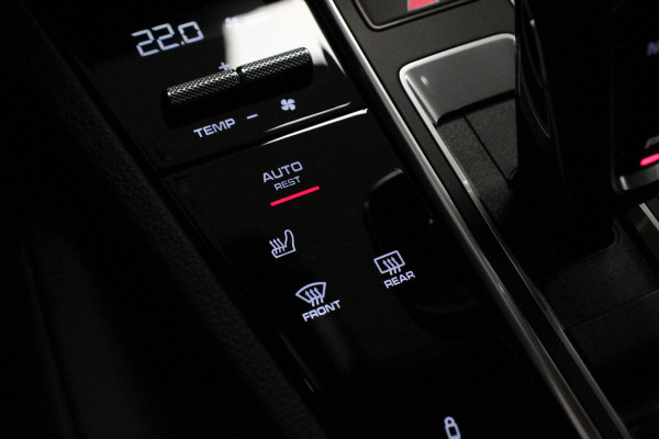 Porsche Cayenne Coupé 3.0 E-Hybrid Platinum Edition Luchtvering Leder Panoramadak Camera Navigatie Elektrisch bedienbare achterklep Apple Carplay/ Android  Lichtmetalen velgen Cruise control Sfeerlichting
