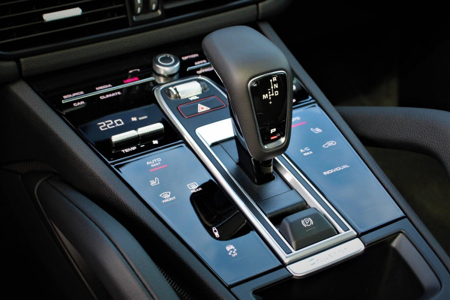 Porsche Cayenne Coupé 3.0 E-Hybrid Platinum Edition Luchtvering Leder Panoramadak Camera Navigatie Elektrisch bedienbare achterklep Apple Carplay/ Android  Lichtmetalen velgen Cruise control Sfeerlichting