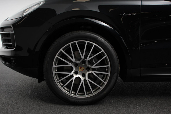 Porsche Cayenne Coupé 3.0 E-Hybrid Platinum Edition Luchtvering Leder Panoramadak Camera Navigatie Elektrisch bedienbare achterklep Apple Carplay/ Android  Lichtmetalen velgen Cruise control Sfeerlichting