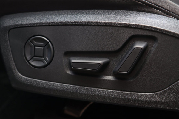 Audi Q3 35 TFSI 3x S Line / PANODAK / CARPLAY / SFEERVERL. / ELEK. STOEL