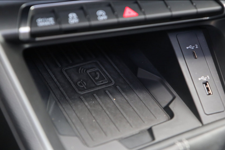 Audi Q3 35 TFSI 3x S Line / PANODAK / CARPLAY / SFEERVERL. / ELEK. STOEL