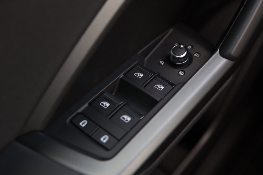 Audi Q3 35 TFSI 3x S Line / PANODAK / CARPLAY / SFEERVERL. / ELEK. STOEL