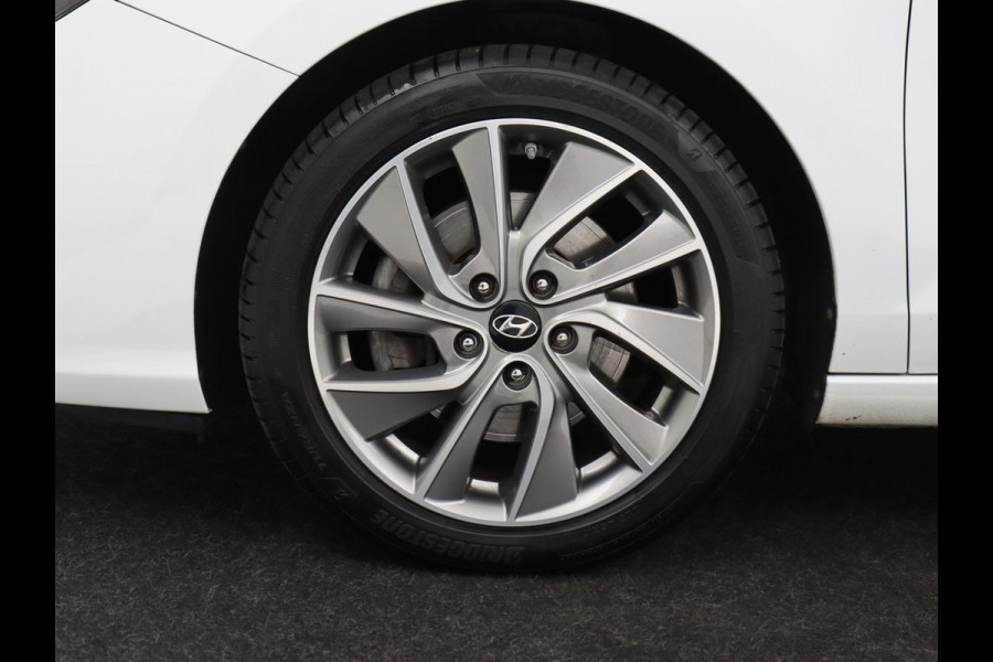 Hyundai i30 Fastback 1.0 T-GDI Premium | Carplay | Half leder | Full LED | Navigatie | Keyless | Climate control | Camera | Bluetooth | Cruise control | Parkeerhulp