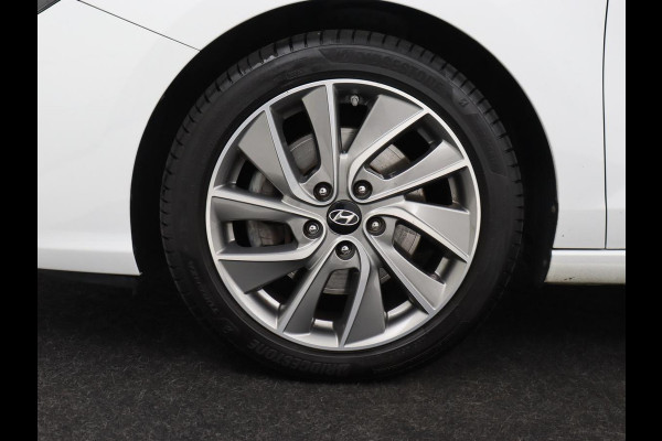 Hyundai i30 Fastback 1.0 T-GDI Premium | Carplay | Half leder | Full LED | Navigatie | Keyless | Climate control | Camera | Bluetooth | Cruise control | Parkeerhulp
