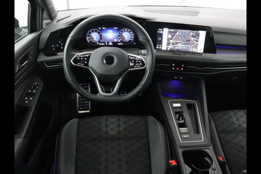 Volkswagen Golf 1.5 eTSI R-Line | Panoramadak | Stoelverwarming | Matrix LED | Keyless | Sfeerverlichting | Carplay | Adaptive cruise | Navigatie | Side Assist | Park Assist | Stuurverwarming | Sportstoelen