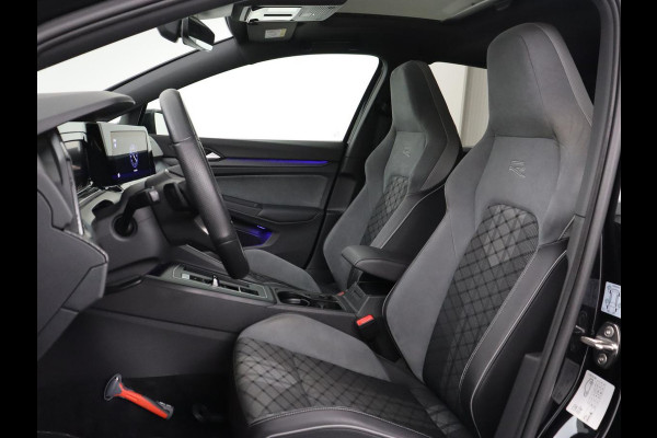Volkswagen Golf 1.5 eTSI R-Line | Panoramadak | Stoelverwarming | Matrix LED | Keyless | Sfeerverlichting | Carplay | Adaptive cruise | Navigatie | Side Assist | Park Assist | Stuurverwarming | Sportstoelen