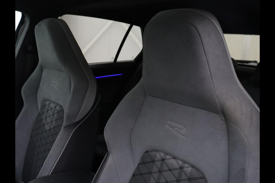 Volkswagen Golf 1.5 eTSI R-Line | Panoramadak | Stoelverwarming | Matrix LED | Keyless | Sfeerverlichting | Carplay | Adaptive cruise | Navigatie | Side Assist | Park Assist | Stuurverwarming | Sportstoelen