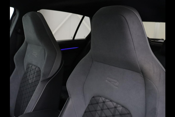 Volkswagen Golf 1.5 eTSI R-Line | Panoramadak | Stoelverwarming | Matrix LED | Keyless | Sfeerverlichting | Carplay | Adaptive cruise | Navigatie | Side Assist | Park Assist | Stuurverwarming | Sportstoelen