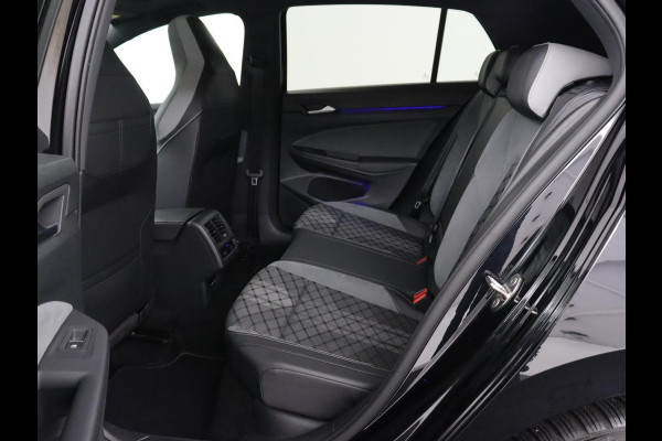 Volkswagen Golf 1.5 eTSI R-Line | Panoramadak | Stoelverwarming | Matrix LED | Keyless | Sfeerverlichting | Carplay | Adaptive cruise | Navigatie | Side Assist | Park Assist | Stuurverwarming | Sportstoelen