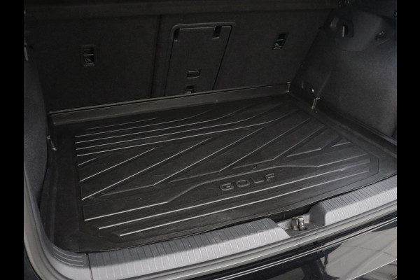 Volkswagen Golf 1.5 eTSI R-Line | Panoramadak | Stoelverwarming | Matrix LED | Keyless | Sfeerverlichting | Carplay | Adaptive cruise | Navigatie | Side Assist | Park Assist | Stuurverwarming | Sportstoelen