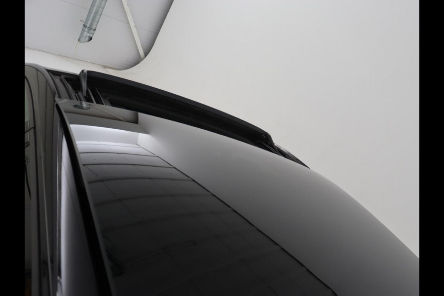 Volkswagen Golf 1.5 eTSI R-Line | Panoramadak | Stoelverwarming | Matrix LED | Keyless | Sfeerverlichting | Carplay | Adaptive cruise | Navigatie | Side Assist | Park Assist | Stuurverwarming | Sportstoelen