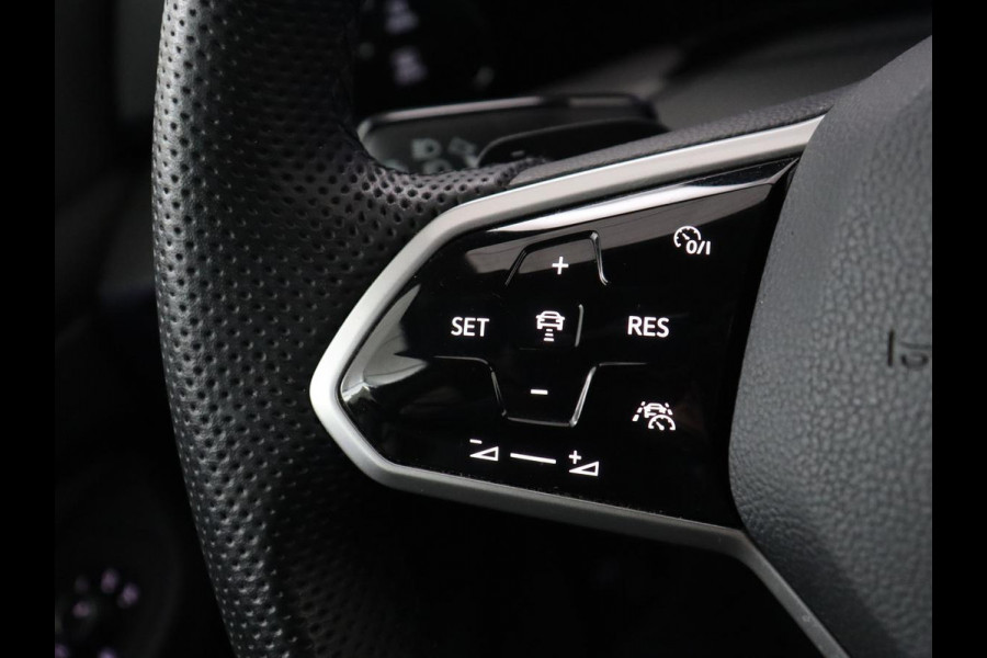 Volkswagen Golf 1.5 eTSI R-Line | Panoramadak | Stoelverwarming | Matrix LED | Keyless | Sfeerverlichting | Carplay | Adaptive cruise | Navigatie | Side Assist | Park Assist | Stuurverwarming | Sportstoelen