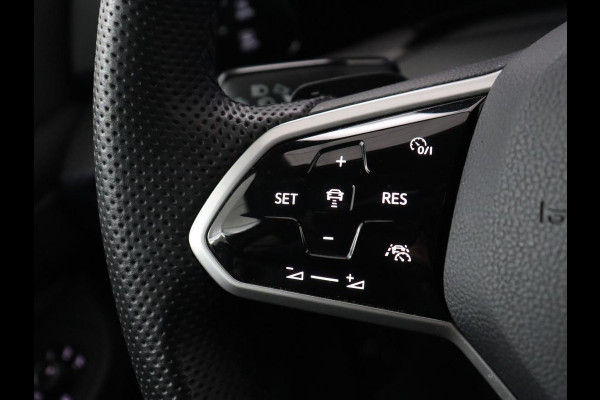 Volkswagen Golf 1.5 eTSI R-Line | Panoramadak | Stoelverwarming | Matrix LED | Keyless | Sfeerverlichting | Carplay | Adaptive cruise | Navigatie | Side Assist | Park Assist | Stuurverwarming | Sportstoelen
