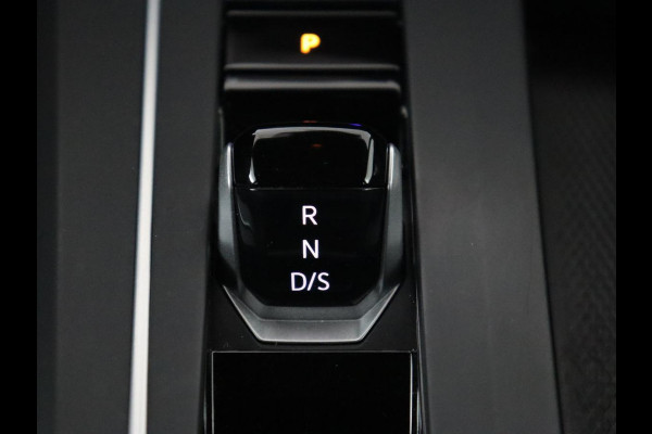 Volkswagen Golf 1.5 eTSI R-Line | Panoramadak | Stoelverwarming | Matrix LED | Keyless | Sfeerverlichting | Carplay | Adaptive cruise | Navigatie | Side Assist | Park Assist | Stuurverwarming | Sportstoelen