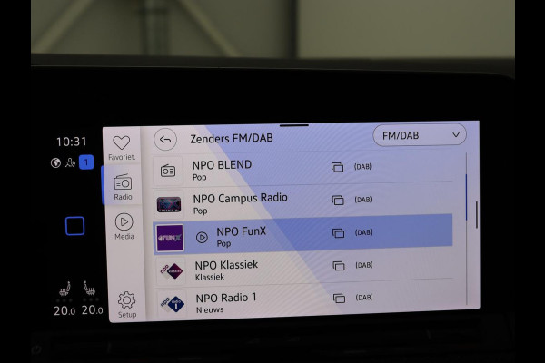 Volkswagen Golf 1.5 eTSI R-Line | Panoramadak | Stoelverwarming | Matrix LED | Keyless | Sfeerverlichting | Carplay | Adaptive cruise | Navigatie | Side Assist | Park Assist | Stuurverwarming | Sportstoelen