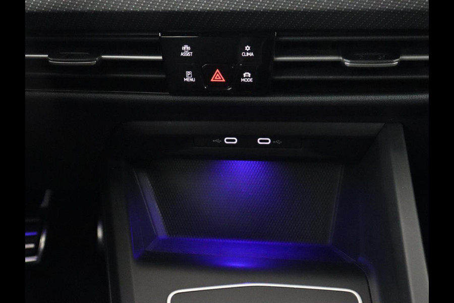 Volkswagen Golf 1.5 eTSI R-Line | Panoramadak | Stoelverwarming | Matrix LED | Keyless | Sfeerverlichting | Carplay | Adaptive cruise | Navigatie | Side Assist | Park Assist | Stuurverwarming | Sportstoelen
