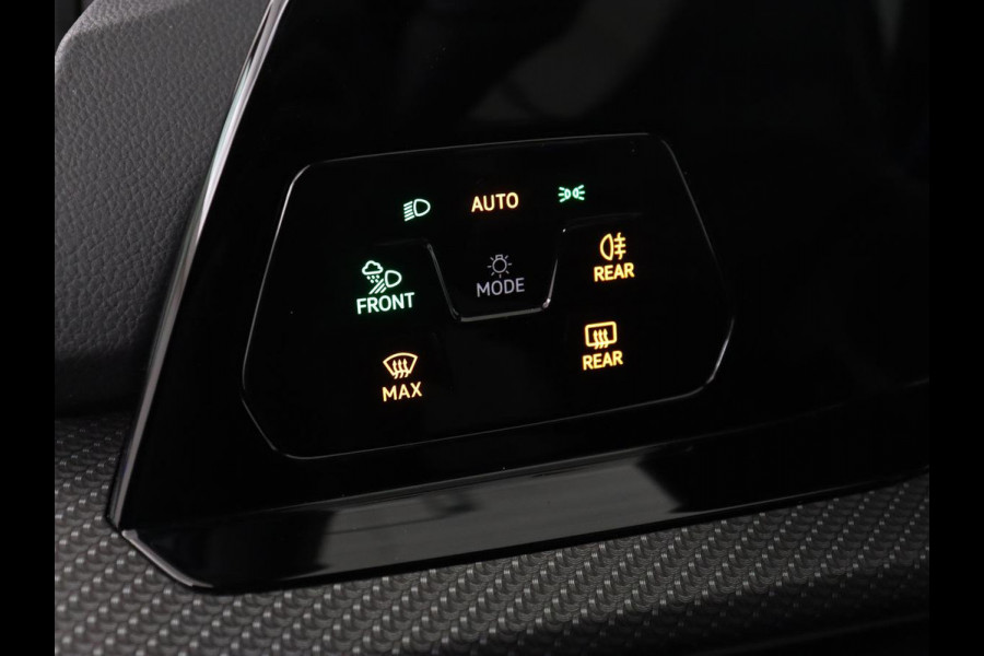 Volkswagen Golf 1.5 eTSI R-Line | Panoramadak | Stoelverwarming | Matrix LED | Keyless | Sfeerverlichting | Carplay | Adaptive cruise | Navigatie | Side Assist | Park Assist | Stuurverwarming | Sportstoelen