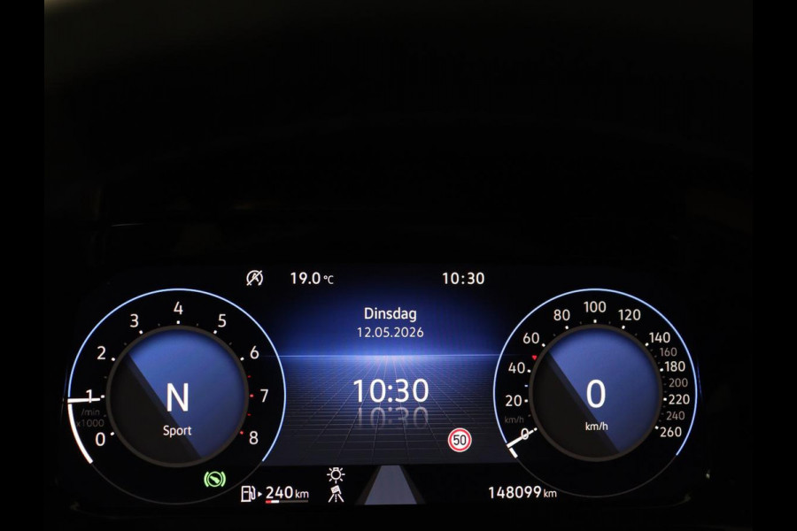 Volkswagen Golf 1.5 eTSI R-Line | Panoramadak | Stoelverwarming | Matrix LED | Keyless | Sfeerverlichting | Carplay | Adaptive cruise | Navigatie | Side Assist | Park Assist | Stuurverwarming | Sportstoelen