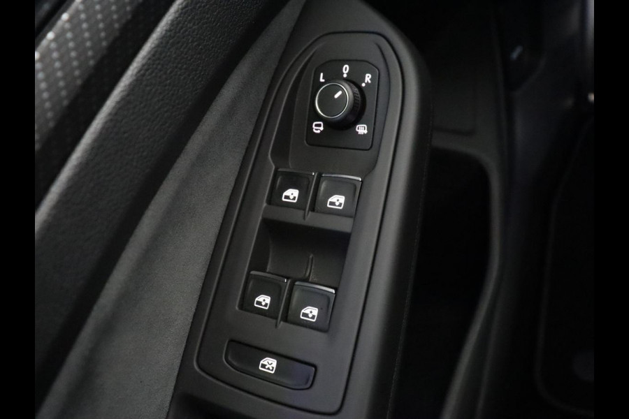 Volkswagen Golf 1.5 eTSI R-Line | Panoramadak | Stoelverwarming | Matrix LED | Keyless | Sfeerverlichting | Carplay | Adaptive cruise | Navigatie | Side Assist | Park Assist | Stuurverwarming | Sportstoelen