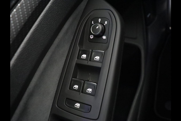 Volkswagen Golf 1.5 eTSI R-Line | Panoramadak | Stoelverwarming | Matrix LED | Keyless | Sfeerverlichting | Carplay | Adaptive cruise | Navigatie | Side Assist | Park Assist | Stuurverwarming | Sportstoelen