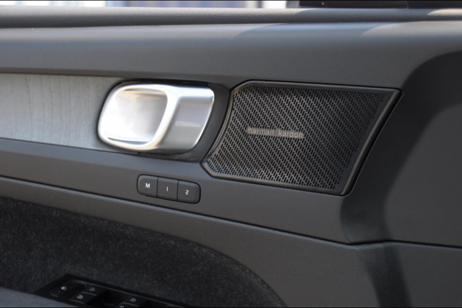 Volvo XC40 T5 272PK Automaat Plug-in hybrid Inscription Elektrische stoelen / Trekhaak / Panoramadak / Polestar tuning / Lederen bekleding / Adaptieve cruise control / Parkeersensoren met 360 camera / Harman Kardon audio / Mistlampen / Stoel - en stuurwielverwarming