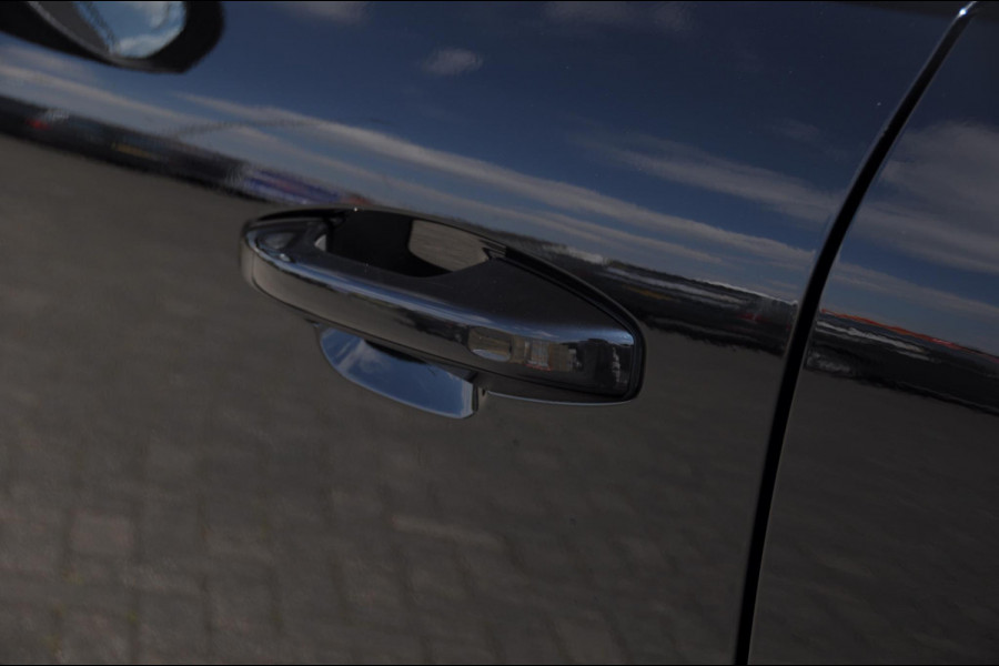 Volvo XC40 T5 272PK Automaat Plug-in hybrid Inscription Elektrische stoelen / Trekhaak / Panoramadak / Polestar tuning / Lederen bekleding / Adaptieve cruise control / Parkeersensoren met 360 camera / Harman Kardon audio / Mistlampen / Stoel - en stuurwielverwarming