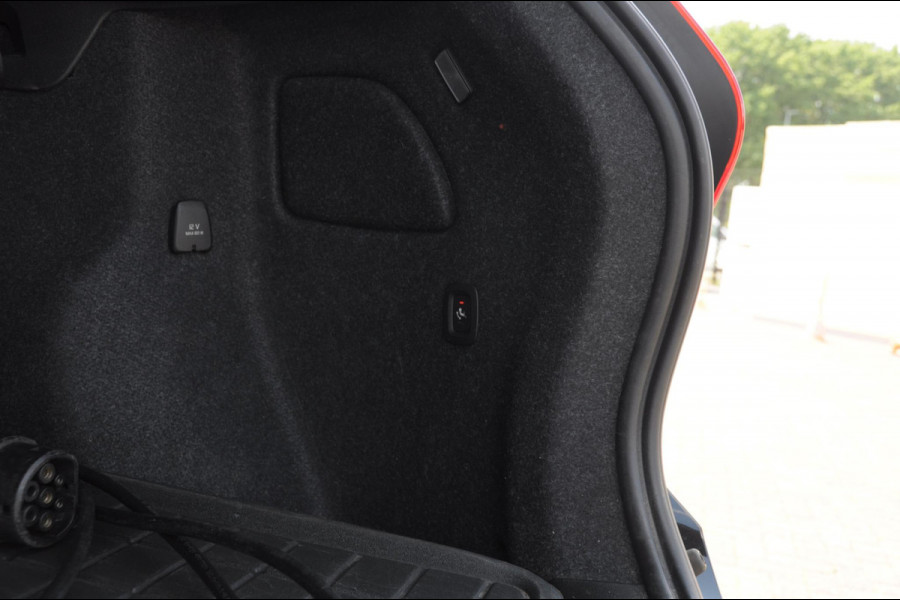 Volvo XC40 T5 272PK Automaat Plug-in hybrid Inscription Elektrische stoelen / Trekhaak / Panoramadak / Polestar tuning / Lederen bekleding / Adaptieve cruise control / Parkeersensoren met 360 camera / Harman Kardon audio / Mistlampen / Stoel - en stuurwielverwarming