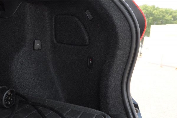 Volvo XC40 T5 272PK Automaat Plug-in hybrid Inscription Elektrische stoelen / Trekhaak / Panoramadak / Polestar tuning / Lederen bekleding / Adaptieve cruise control / Parkeersensoren met 360 camera / Harman Kardon audio / Mistlampen / Stoel - en stuurwielverwarming