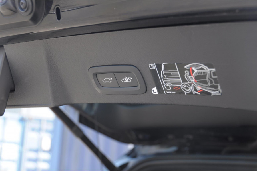 Volvo XC40 T5 272PK Automaat Plug-in hybrid Inscription Elektrische stoelen / Trekhaak / Panoramadak / Polestar tuning / Lederen bekleding / Adaptieve cruise control / Parkeersensoren met 360 camera / Harman Kardon audio / Mistlampen / Stoel - en stuurwielverwarming