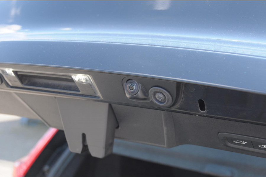 Volvo XC40 T5 272PK Automaat Plug-in hybrid Inscription Elektrische stoelen / Trekhaak / Panoramadak / Polestar tuning / Lederen bekleding / Adaptieve cruise control / Parkeersensoren met 360 camera / Harman Kardon audio / Mistlampen / Stoel - en stuurwielverwarming