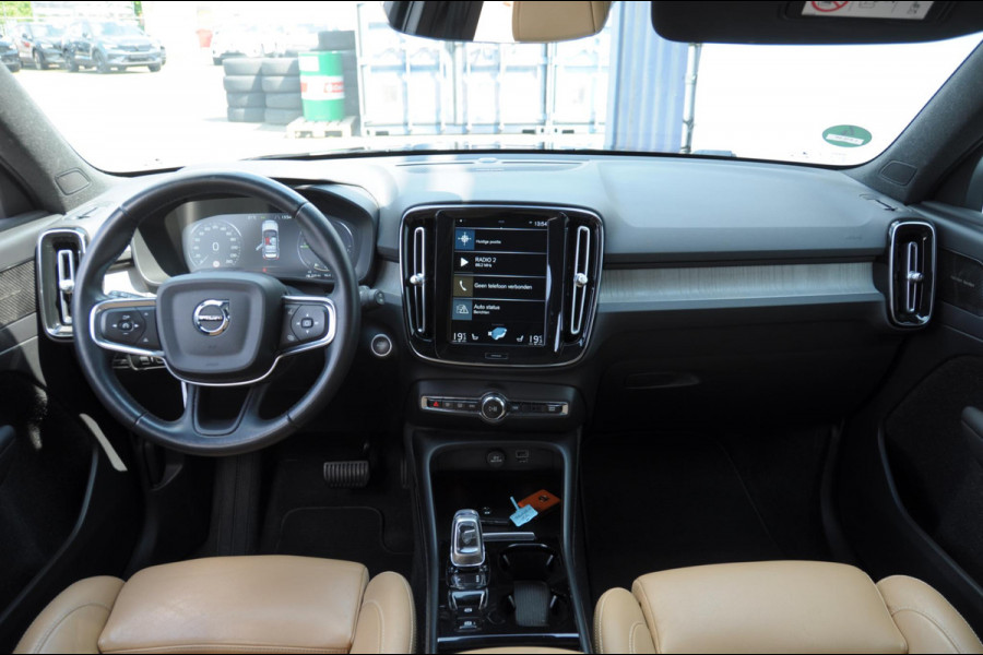 Volvo XC40 T5 272PK Automaat Plug-in hybrid Inscription Elektrische stoelen / Trekhaak / Panoramadak / Polestar tuning / Lederen bekleding / Adaptieve cruise control / Parkeersensoren met 360 camera / Harman Kardon audio / Mistlampen / Stoel - en stuurwielverwarming