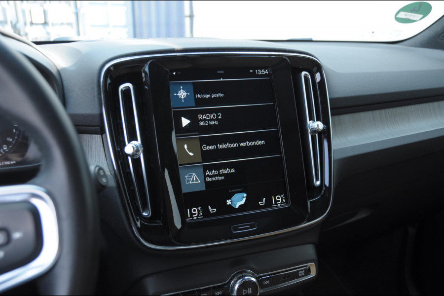 Volvo XC40 T5 272PK Automaat Plug-in hybrid Inscription Elektrische stoelen / Trekhaak / Panoramadak / Polestar tuning / Lederen bekleding / Adaptieve cruise control / Parkeersensoren met 360 camera / Harman Kardon audio / Mistlampen / Stoel - en stuurwielverwarming