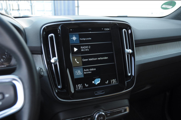 Volvo XC40 T5 272PK Automaat Plug-in hybrid Inscription Elektrische stoelen / Trekhaak / Panoramadak / Polestar tuning / Lederen bekleding / Adaptieve cruise control / Parkeersensoren met 360 camera / Harman Kardon audio / Mistlampen / Stoel - en stuurwielverwarming