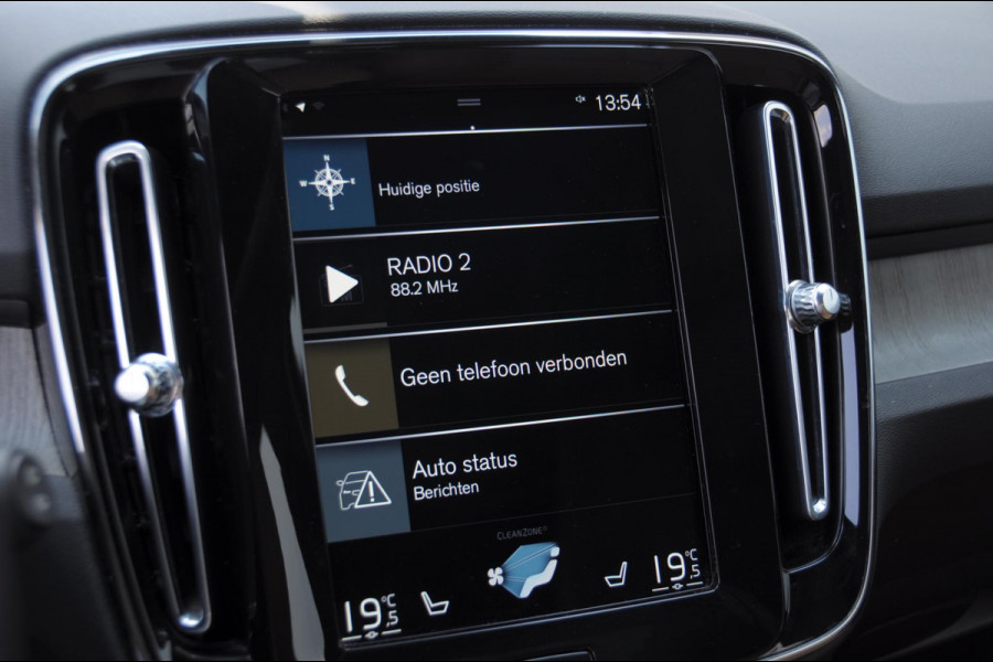 Volvo XC40 T5 272PK Automaat Plug-in hybrid Inscription Elektrische stoelen / Trekhaak / Panoramadak / Polestar tuning / Lederen bekleding / Adaptieve cruise control / Parkeersensoren met 360 camera / Harman Kardon audio / Mistlampen / Stoel - en stuurwielverwarming