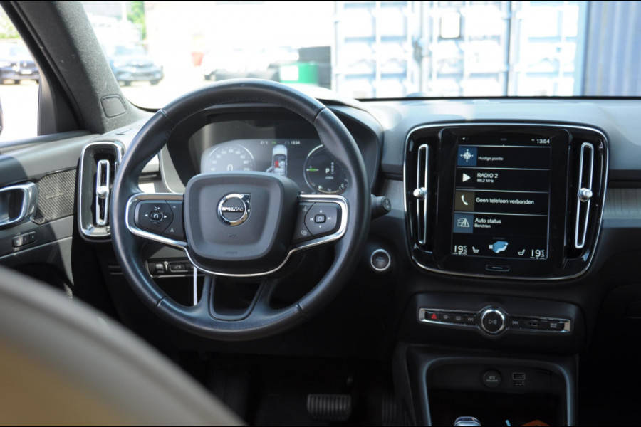 Volvo XC40 T5 272PK Automaat Plug-in hybrid Inscription Elektrische stoelen / Trekhaak / Panoramadak / Polestar tuning / Lederen bekleding / Adaptieve cruise control / Parkeersensoren met 360 camera / Harman Kardon audio / Mistlampen / Stoel - en stuurwielverwarming