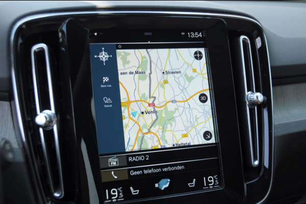 Volvo XC40 T5 272PK Automaat Plug-in hybrid Inscription Elektrische stoelen / Trekhaak / Panoramadak / Polestar tuning / Lederen bekleding / Adaptieve cruise control / Parkeersensoren met 360 camera / Harman Kardon audio / Mistlampen / Stoel - en stuurwielverwarming