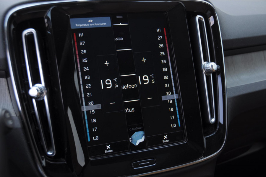 Volvo XC40 T5 272PK Automaat Plug-in hybrid Inscription Elektrische stoelen / Trekhaak / Panoramadak / Polestar tuning / Lederen bekleding / Adaptieve cruise control / Parkeersensoren met 360 camera / Harman Kardon audio / Mistlampen / Stoel - en stuurwielverwarming